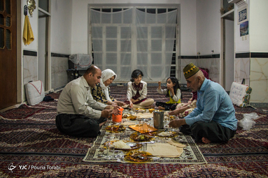 در خانواده آن ها وضعیت مهاجرت معکوس بوده و کسانی که روستا را برای یافتن کار و دلایل دیگر ترک کرده اند اکنون به روستای خود برگشته و در فکر ایجاد کار و کار آفرینی و همچنین استفاده از پتانسیل های منطقه می‎باشند