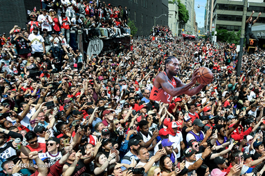 طرفداران تورنتو رپتورز در مرکز شهر تورنتو به منظور جشن NBA 