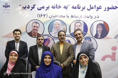 عوامل برنامه تلویزیونی به خانه بر می‌گردیم. از راست ایستاده: سیدقاسم بی‌نیاز، محمدنظری مجریان برنامه و گودرز عزیزی تهیه کننده و نشسته: راحله امینیان، ژیلا امیرشاهی و زینب پورابراهیم