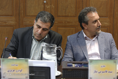 سیدقاسم بی‌نیاز مجری و گودرز عزیزی تهیه کننده برنامه تلویزیونی به خانه بر می‌گردیم