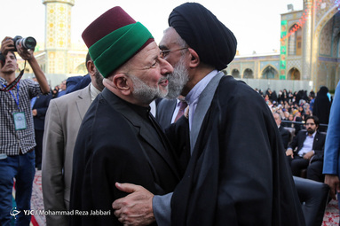 تعویض پرچم گنبد حرم حضرت معصومه(س)