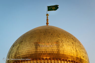 تعویض پرچم گنبد حرم حضرت معصومه(س)