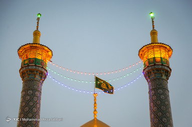 تعویض پرچم گنبد حرم حضرت معصومه(س)
