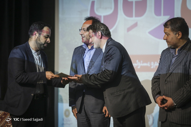 تقدیر از سیداحسان باقری عضو هیأت داوران در اختتامیه جشنواره عکس روایت گل و دل