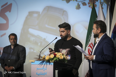پژمان مولایی عکاس باشگاه خبرنگاران جوان در استان خوزستان برنده جایزه نفر دوم در اختتامیه جشنواره عکس روایت گل و دل