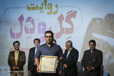 تقدیر از امیرعلی رزاقی عکاس خبرگزاری مهر در مازندران برناده جایزه نفر اول در اختتامیه جشنواره عکس روایت گل و دل