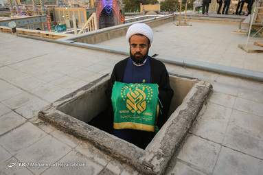 تعویض پرچم گنبد حرم حضرت معصومه(س)