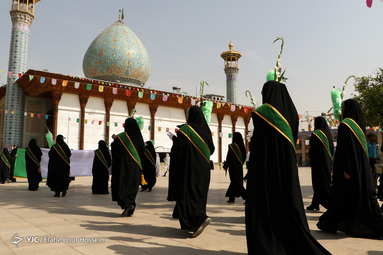 گلباران حرم شاه چراغ در روز میلاد حضرت معصومه(ع)