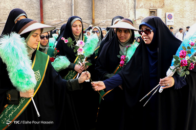گلباران حرم شاه چراغ در روز میلاد حضرت معصومه(ع)