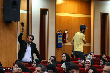 آیین رونمایی کتاب خاطرات منتشر نشده رهبر معظم انقلاب با عنوان «روایت رهبری»