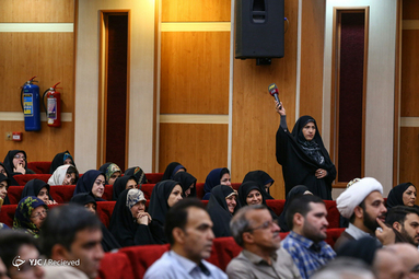 آیین رونمایی کتاب خاطرات منتشر نشده رهبر معظم انقلاب با عنوان «روایت رهبری»
