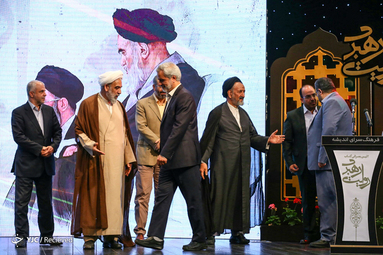 آیین رونمایی کتاب خاطرات منتشر نشده رهبر معظم انقلاب با عنوان «روایت رهبری»
