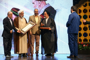 آیین رونمایی کتاب خاطرات منتشر نشده رهبر معظم انقلاب با عنوان «روایت رهبری»