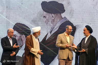 آیین رونمایی کتاب خاطرات منتشر نشده رهبر معظم انقلاب با عنوان «روایت رهبری»