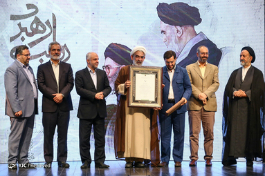 آیین رونمایی کتاب خاطرات منتشر نشده رهبر معظم انقلاب با عنوان «روایت رهبری»