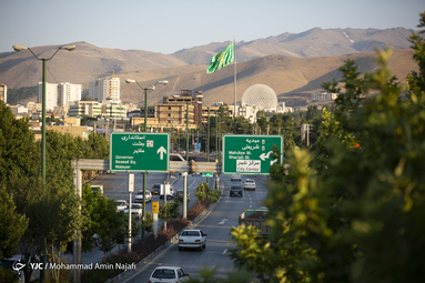اهتزاز پرچم ۱۴۴ متری مزین به نام حضرت علی بن موسی الرضا (ع)