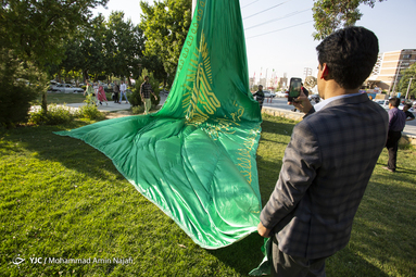 اهتزاز پرچم ۱۴۴ متری مزین به نام حضرت علی بن موسی الرضا (ع)