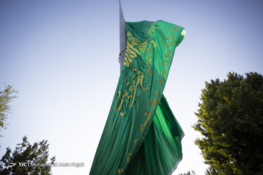 اهتزاز پرچم ۱۴۴ متری مزین به نام حضرت علی بن موسی الرضا (ع)