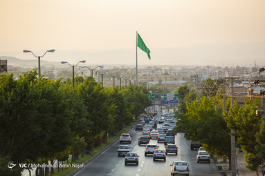 اهتزاز پرچم ۱۴۴ متری مزین به نام حضرت علی بن موسی الرضا (ع)