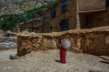 که دف مهجور و معصوم در گوشه ای زمزمه عاشقی می کند