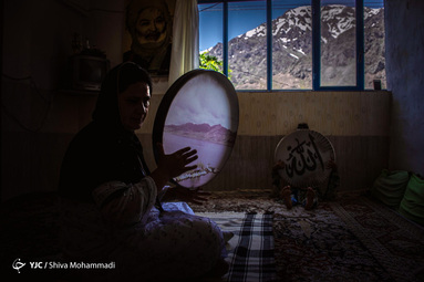 دف، ساز مختص این جغرافیا است که گاه در چارچوب خانه ها اسیر می شود و نوازنده با خواندن شعرهای مقدس، نوای خوش آن را زیباتر کرده و در خلسه آن فرو می رود
