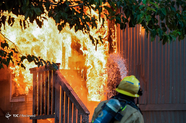 مهار آتش توسط آتش نشانان پس از زلزله در کالیفرنیا