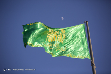 اهتزاز پرچم ۱۴۴ متری مزین و متبرک به نام مبارک حضرت علی بن موسی الرضا (ع) در میدان پژوهش شهر همدان
