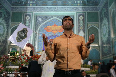 مراسم تعویض پرچم گنبد حرم امام رضا(ع)