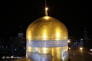 مراسم تعویض پرچم گنبد حرم امام رضا(ع)
