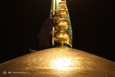 مراسم تعویض پرچم گنبد حرم امام رضا(ع)