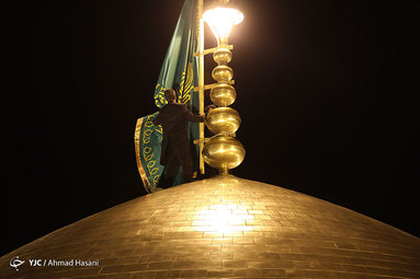 مراسم تعویض پرچم گنبد حرم امام رضا(ع)