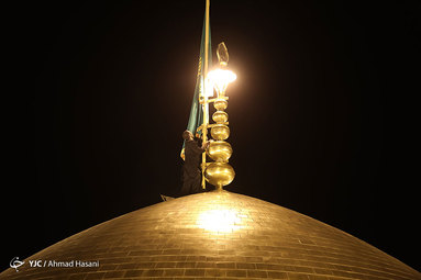 مراسم تعویض پرچم گنبد حرم امام رضا(ع)