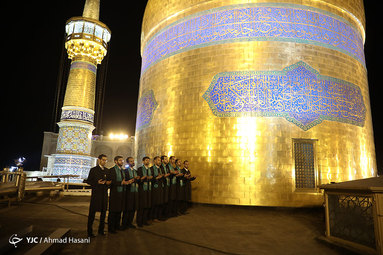 مراسم تعویض پرچم گنبد حرم امام رضا(ع)