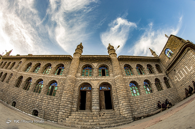 مسجد جامع اورامان تخت که با مصالح طبیعی و با مهارت معماران بومی با ساختاری خاص همان شهر بنا شده است