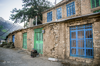 روستای اورامان تخت را «هزار ماسوله» نیز مى‌نامند. زیرا معمارى آن همانند ماسوله است. حیاط هر خانه بام خانه‌اى دیگر است، اما با وسعتى بیشتر معمارى اورامانات و سرسبزى این منطقه کوهستانى رویاى پله‌هایى به سمت بهشت را متصور مى‌کند. خانه‌هاى این روستا با سنگ و اغلب به صورت خشکه و به صورت پلکانى ساخته شده است