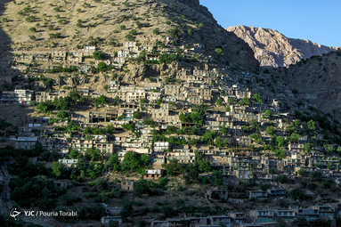 نمایی از روستای هورامان تخت که با معماری پله کانی در دامنه کوه ساخته شده است