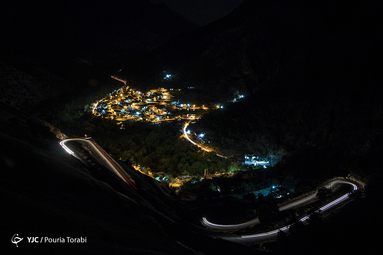 نمای شب از روستای بلبر که در ۷۰ کیلومتری شهرستان سروآباد استان کردستان قرار گرفته است. این روستا همچون سایر روستاهای اورامان (هە ورامان) دارای بافت تاریخی بوده و به شکل پلکانی در دامنه کوه شاهو به ارتفاع 3390 متر قرار دارد. این روستای زیبا توسط کوه های سر به فلک کشیده کوهسالان احاطه شده است