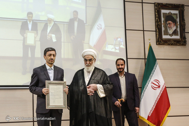 حجت‌الاسلام و المسلمین محمد محمدی‌ گلپایگانی رئیس دفتر مقام معظم رهبری و پرویز فتاح رئیس جدید بنیاد مستضعفان در آیین تکریم و معارفه رییس بنیاد مستضعفان