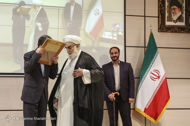 حجت‌الاسلام و المسلمین محمدی‌ گلپایگانی رئیس دفتر مقام معظم رهبری و پرویز فتاح رئیس جدید بنیاد مستضعفان در آیین تکریم و معارفه رییس بنیاد مستضعفان