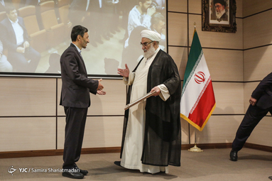 حجت‌الاسلام و المسلمین محمدی‌ گلپایگانی رئیس دفتر مقام معظم رهبری و پرویز فتاح رئیس جدید بنیاد مستضعفان در آیین تکریم و معارفه رییس بنیاد مستضعفان