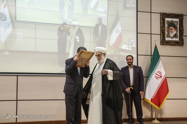 حجت‌الاسلام و المسلمین محمدی‌ گلپایگانی رئیس دفتر مقام معظم رهبری و پرویز فتاح رئیس جدید بنیاد مستضعفان در آیین تکریم و معارفه رییس بنیاد مستضعفان