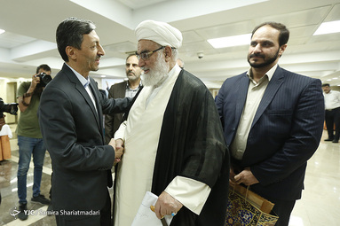 پرویز فتاح رئیس جدید بنیاد مستضعفان و حجت‌الاسلام و المسلمین محمد محمدی‌ گلپایگانی رئیس دفتر مقام معظم رهبری در آیین تکریم و معارفه رییس بنیاد مستضعفان