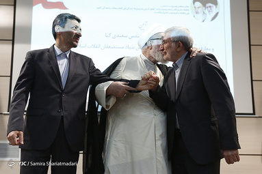 محمد سعیدی کیا رئیس سابق بنیاد مستضعفان، پرویز فتاح رئیس جدید بنیاد مستضعفان و حجت‌الاسلام و المسلمین محمدی‌ گلپایگانی رئیس دفتر مقام معظم رهبری در آیین تکریم و معارفه رییس بنیاد مستضعفان