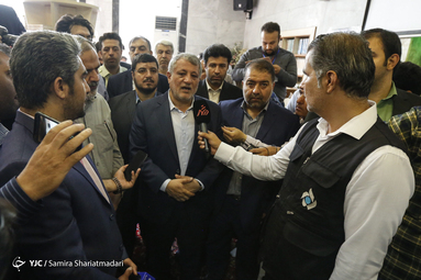 محسن هاشمی رئیس شورای اسلامی شهر تهران با حضور در مسجد فخریه محله منیریه رأی خود را در پنجمین دوره انتخابات شورایاران شهر تهران ثبت کرد.