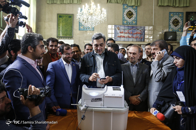 پیروز حناچی شهردار تهران با حضور در مکتب‌الصادق (ع) واقع در خیابان ستارخان، جنب بوستان ستارخان رأی خود را در پنجمین دوره انتخابات شورایاران شهر تهران ثبت کرد.