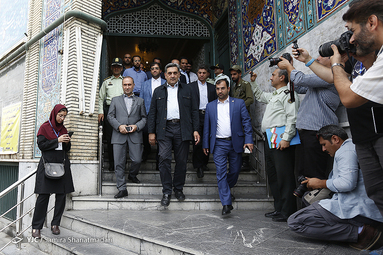 پیروز حناچی شهردار تهران در مکتب‌الصادق (ع) واقع در خیابان ستارخان یکی از شعب اخذ رای پنجمین دوره انتخابات شورایاران شهر تهران