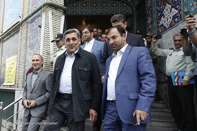 پیروز حناچی شهردار تهران در مکتب‌الصادق (ع) واقع در خیابان ستارخان یکی از شعب اخذ رای پنجمین دوره انتخابات شورایاران شهر تهران
