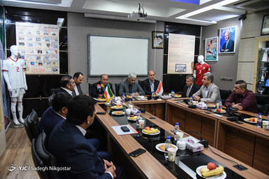 دیدار احمد ریاض طالب وزیر ورزش و جوانان عراق با مهدی تاج رئیس فدراسیون فوتبال کشورمان 