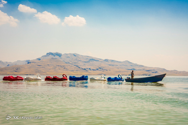 مسافران تابستانی در چیچست؛ دریای آب شور چیچست همان نام کهن و باستانی دریاچه ارومیه یا دریاچه کبودان در شهر ارومیه است