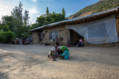 سوسن چراغی، مادری اهل روستای «خویه» که با هنر چوقا بافی برای رفاه خانواده اش تلاش می کند.